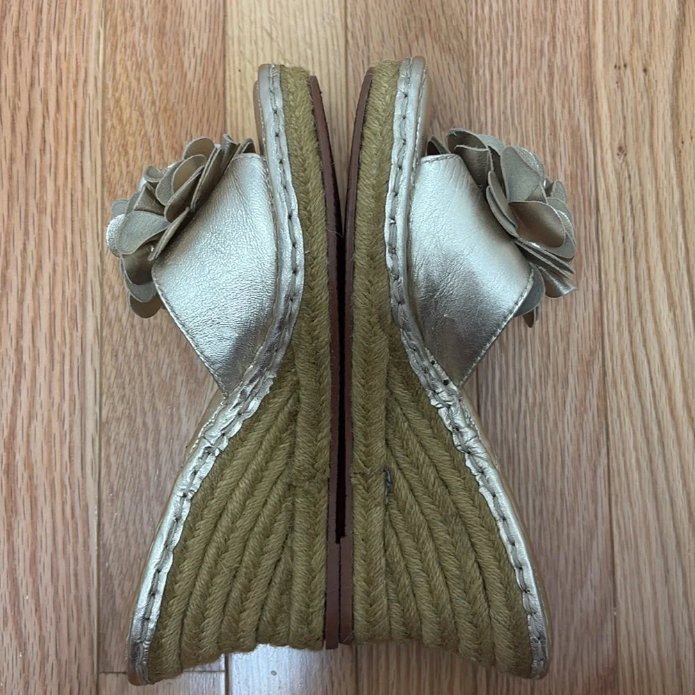 Born Metallic Gold Flower‎ Wedge Sandal - size 8